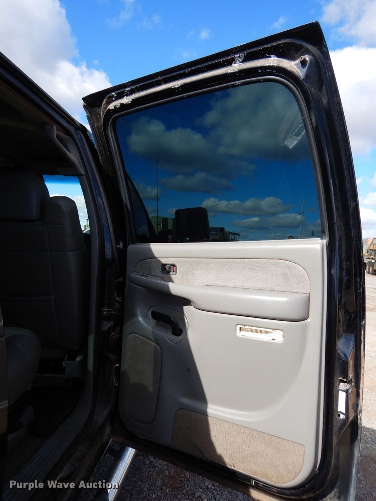 image for item GE9112 2001 Chevrolet Silverado 2500HD Crew Cab pickup truck