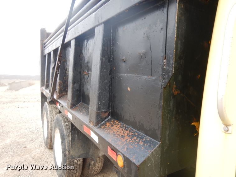 image for item BF9972 1995 International 4900 dump truck