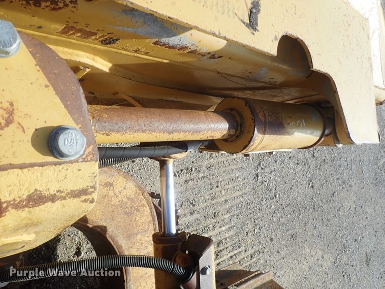 image for item DC3363 2004 Caterpillar D5N XL dozer