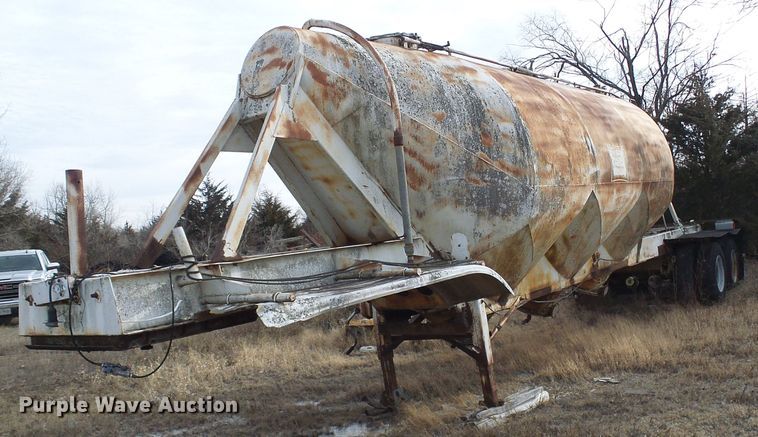 image for item DD1961 Pneumatic dry bulk trailer