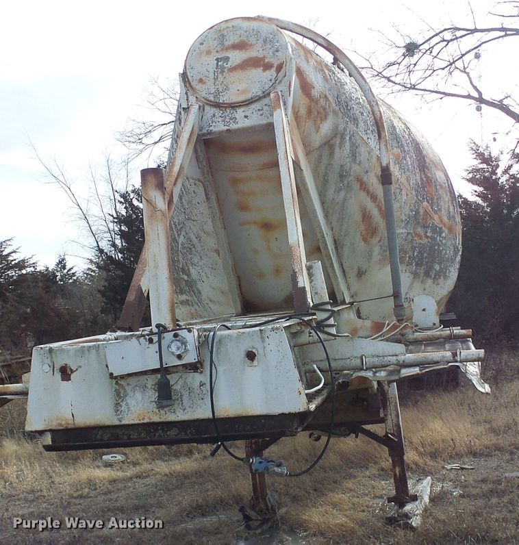 image for item DD1961 Pneumatic dry bulk trailer