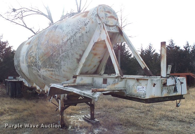 image for item DD1961 Pneumatic dry bulk trailer