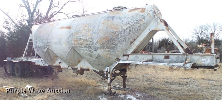 image for item DD1961 Pneumatic dry bulk trailer