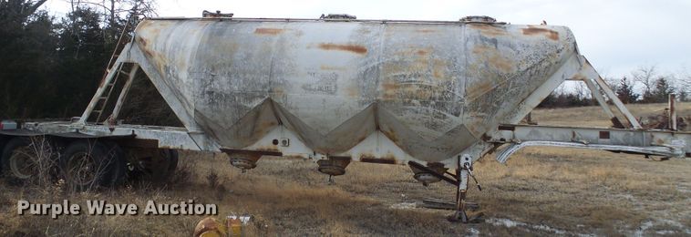 image for item DD1961 Pneumatic dry bulk trailer