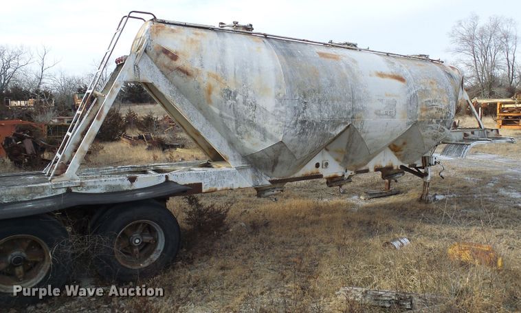 image for item DD1961 Pneumatic dry bulk trailer