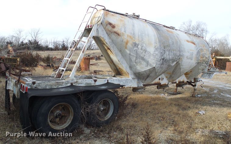 image for item DD1961 Pneumatic dry bulk trailer