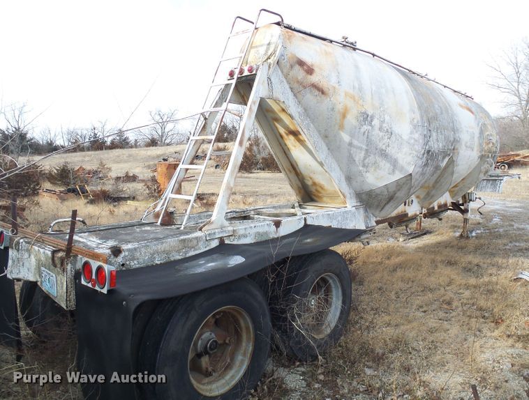 image for item DD1961 Pneumatic dry bulk trailer