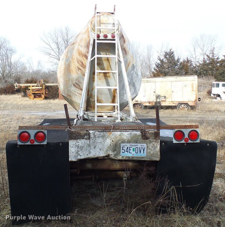 image for item DD1961 Pneumatic dry bulk trailer