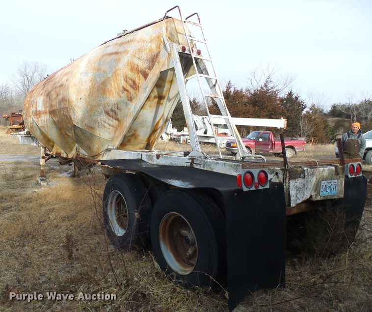 image for item DD1961 Pneumatic dry bulk trailer