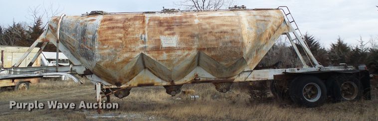 image for item DD1961 Pneumatic dry bulk trailer