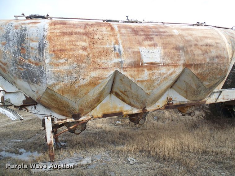 image for item DD1961 Pneumatic dry bulk trailer