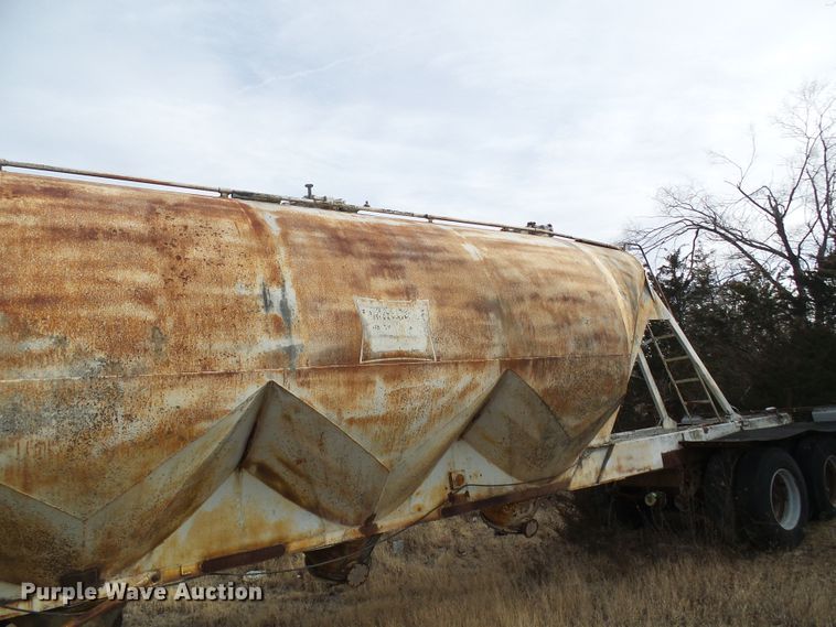 image for item DD1961 Pneumatic dry bulk trailer