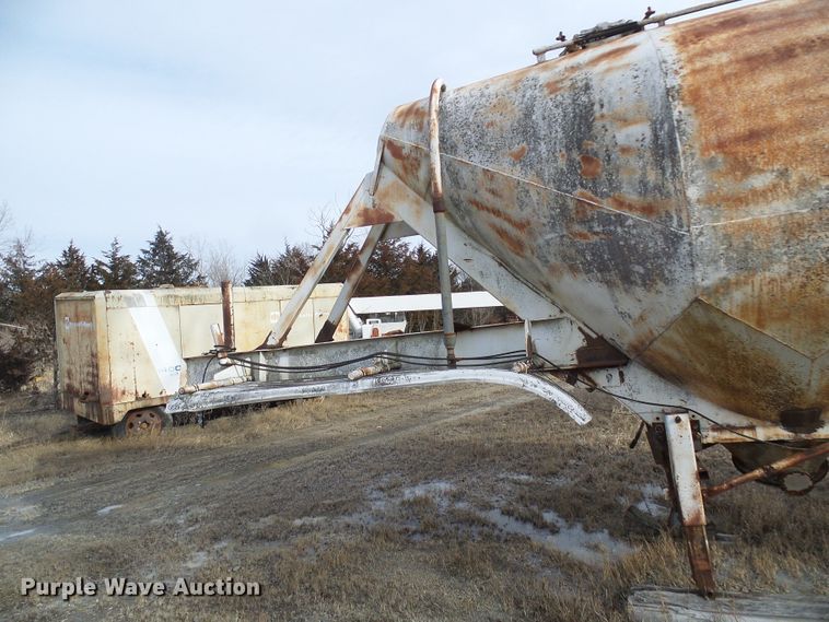 image for item DD1961 Pneumatic dry bulk trailer