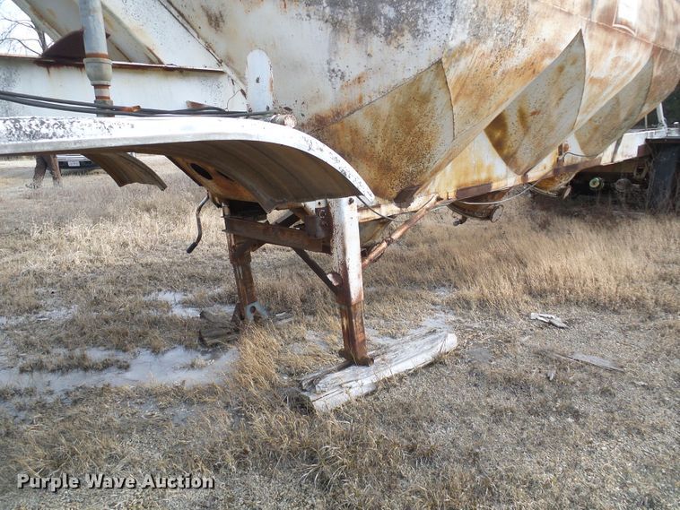 image for item DD1961 Pneumatic dry bulk trailer