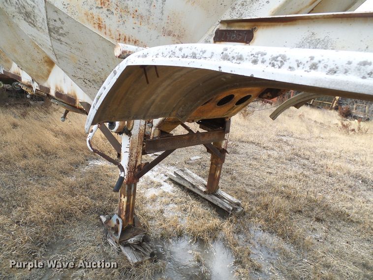 image for item DD1961 Pneumatic dry bulk trailer