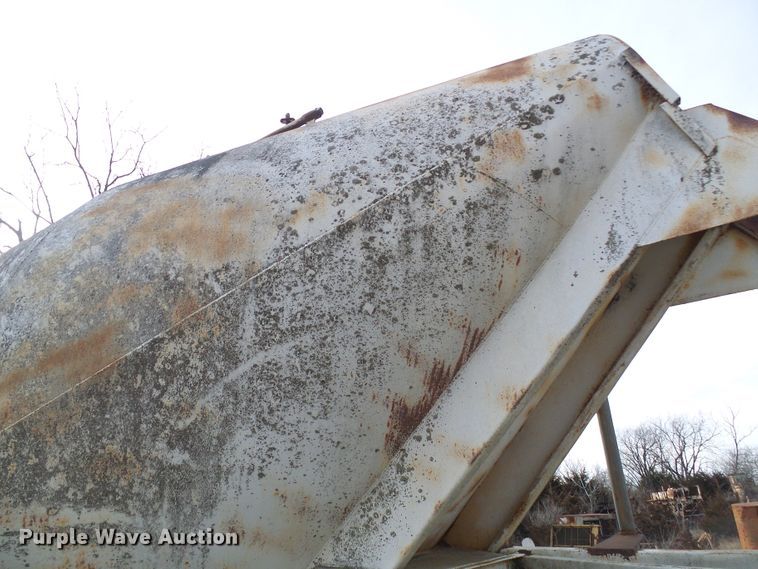 image for item DD1961 Pneumatic dry bulk trailer