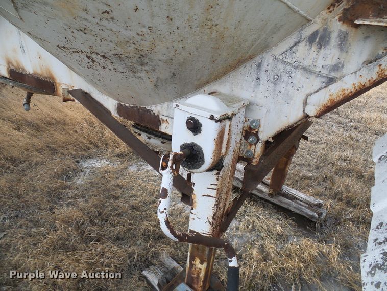 image for item DD1961 Pneumatic dry bulk trailer