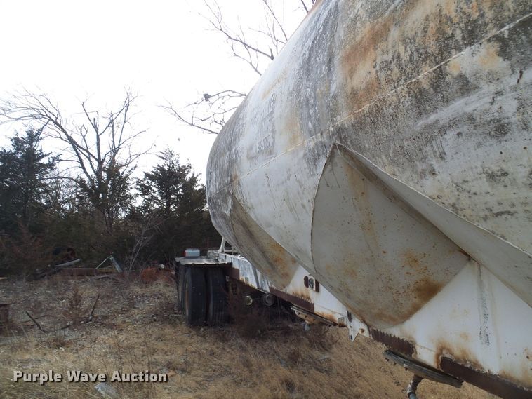 image for item DD1961 Pneumatic dry bulk trailer