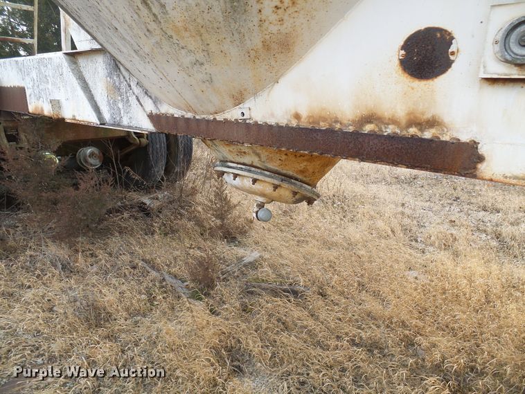 image for item DD1961 Pneumatic dry bulk trailer