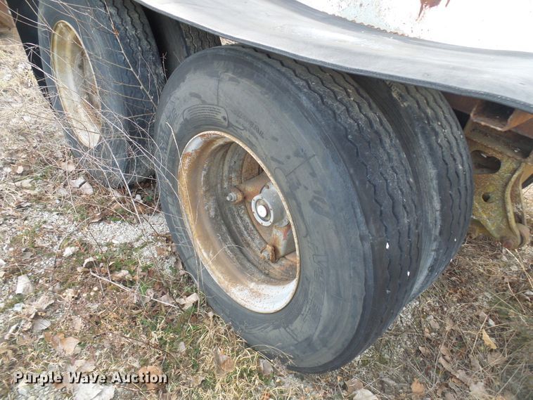 image for item DD1961 Pneumatic dry bulk trailer