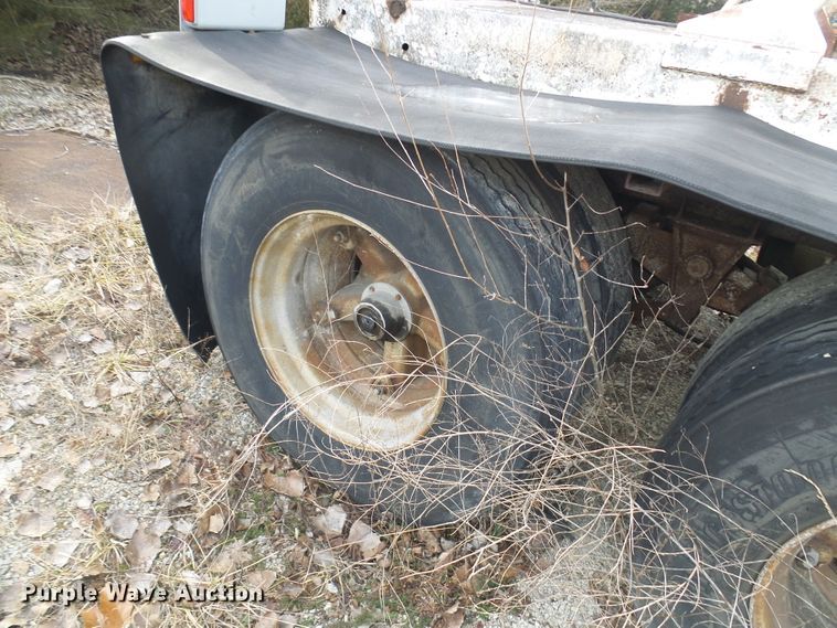 image for item DD1961 Pneumatic dry bulk trailer