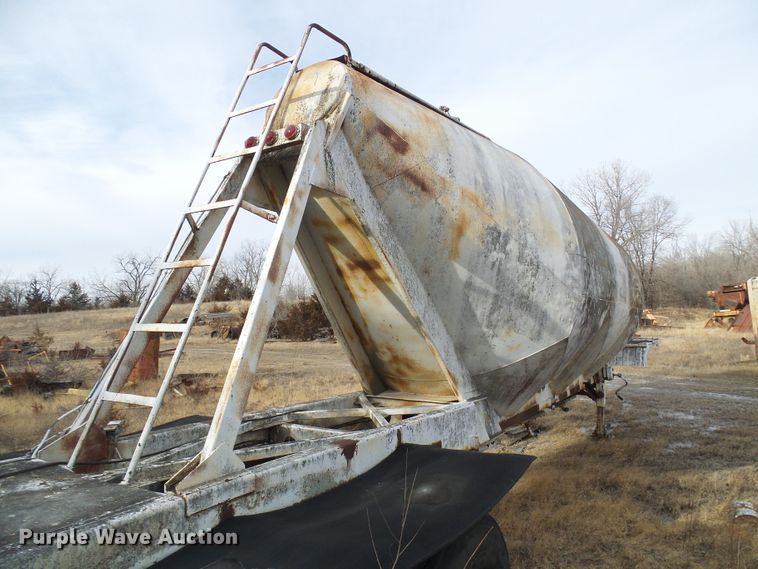 image for item DD1961 Pneumatic dry bulk trailer