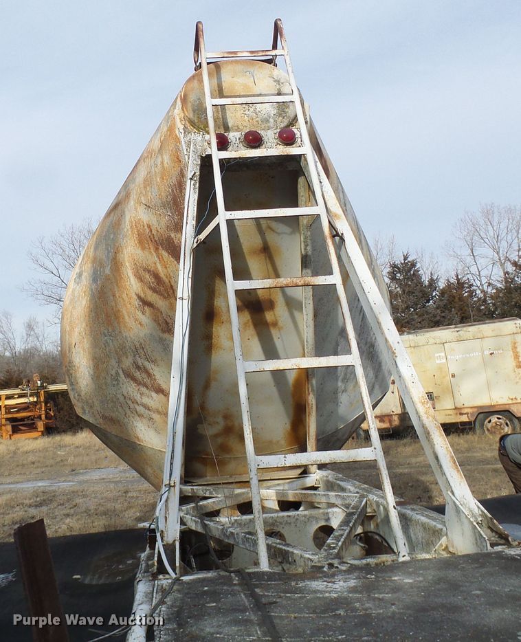 image for item DD1961 Pneumatic dry bulk trailer