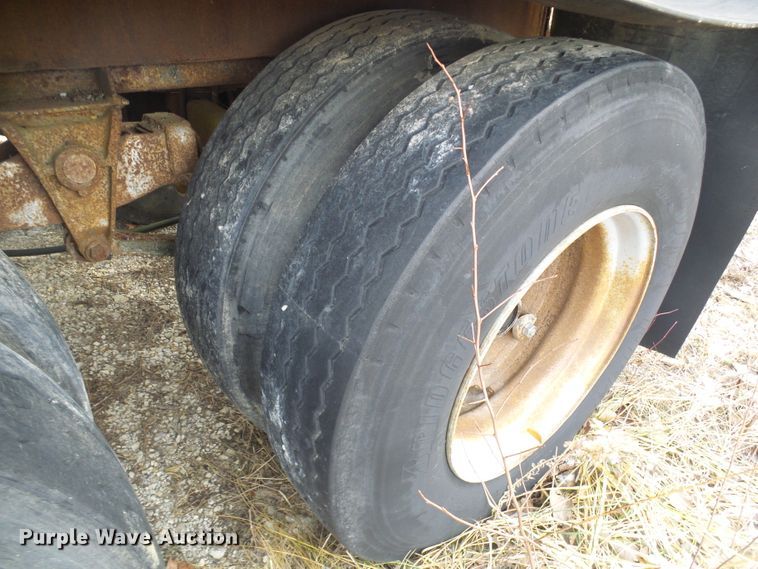 image for item DD1961 Pneumatic dry bulk trailer