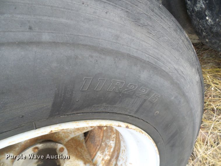 image for item DD1961 Pneumatic dry bulk trailer