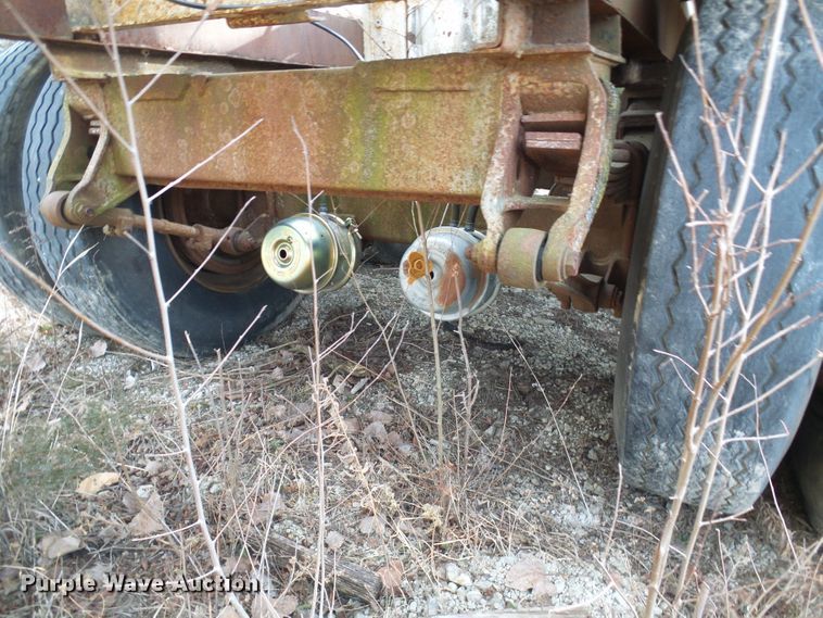 image for item DD1961 Pneumatic dry bulk trailer