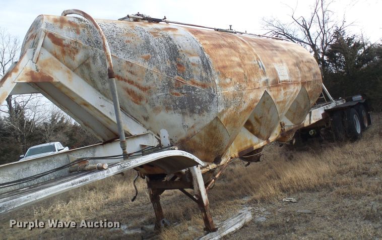 image for item DD1961 Pneumatic dry bulk trailer