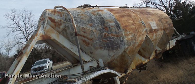 image for item DD1961 Pneumatic dry bulk trailer