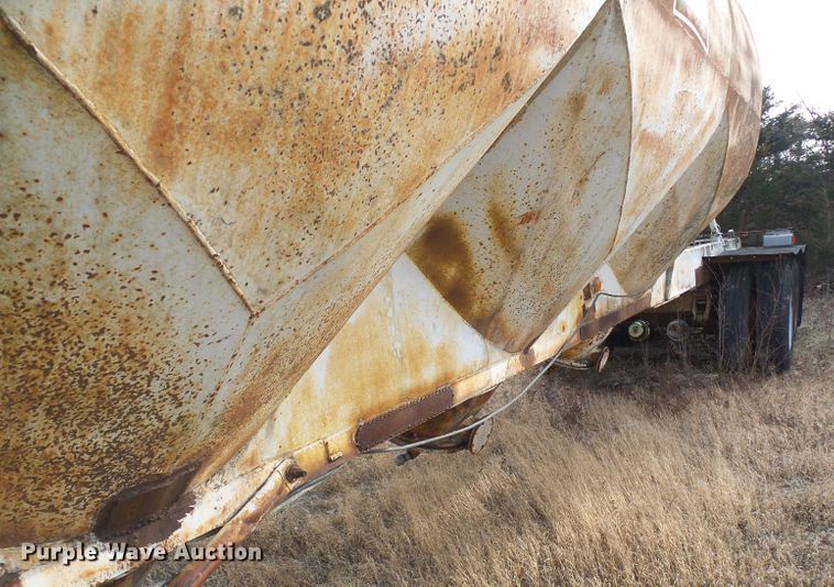 image for item DD1961 Pneumatic dry bulk trailer