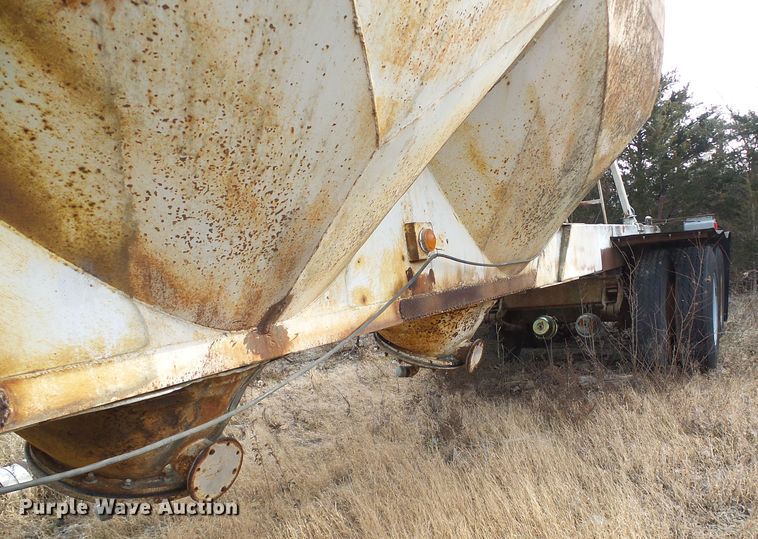 image for item DD1961 Pneumatic dry bulk trailer