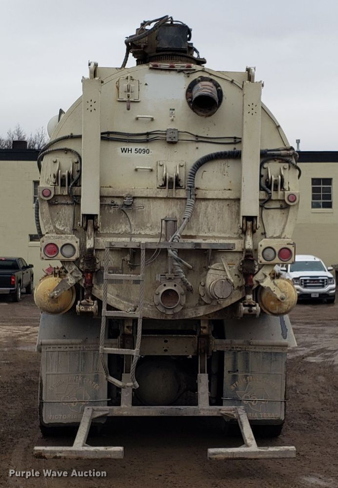 image for item DD2656 2005 Sterling LT9500 vacuum truck