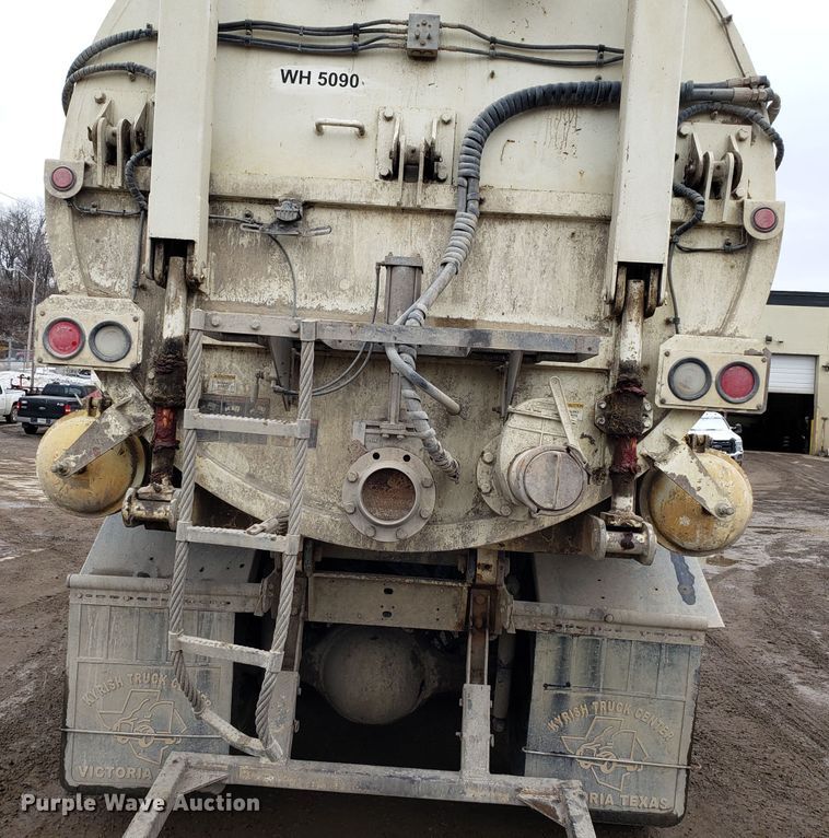 image for item DD2656 2005 Sterling LT9500 vacuum truck