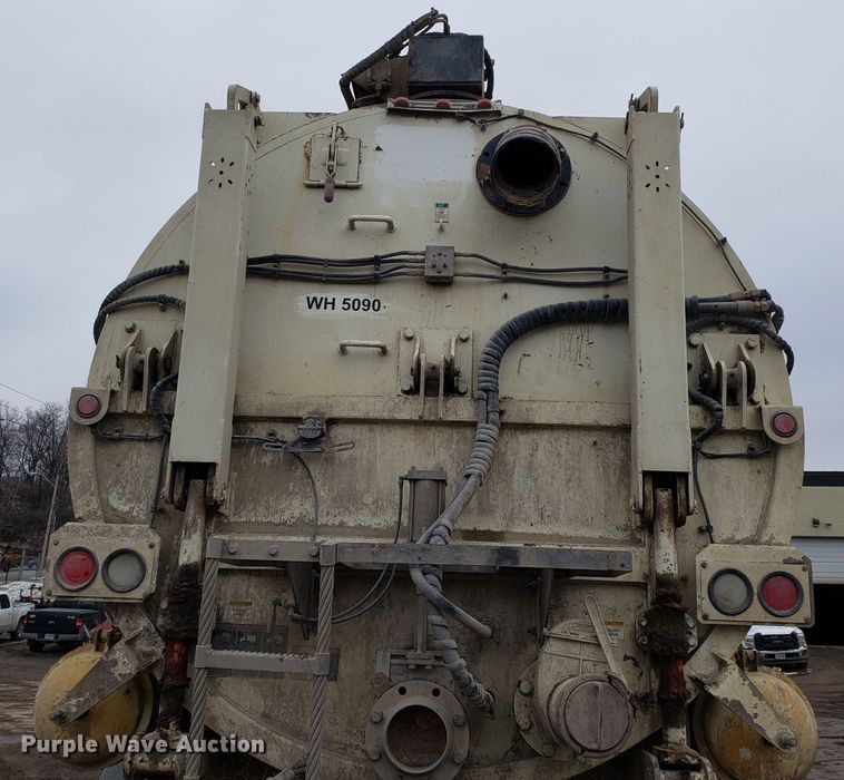 image for item DD2656 2005 Sterling LT9500 vacuum truck