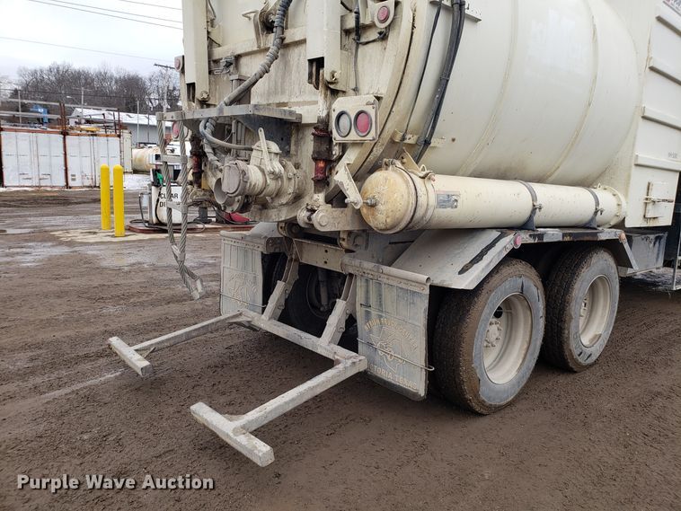 image for item DD2656 2005 Sterling LT9500 vacuum truck