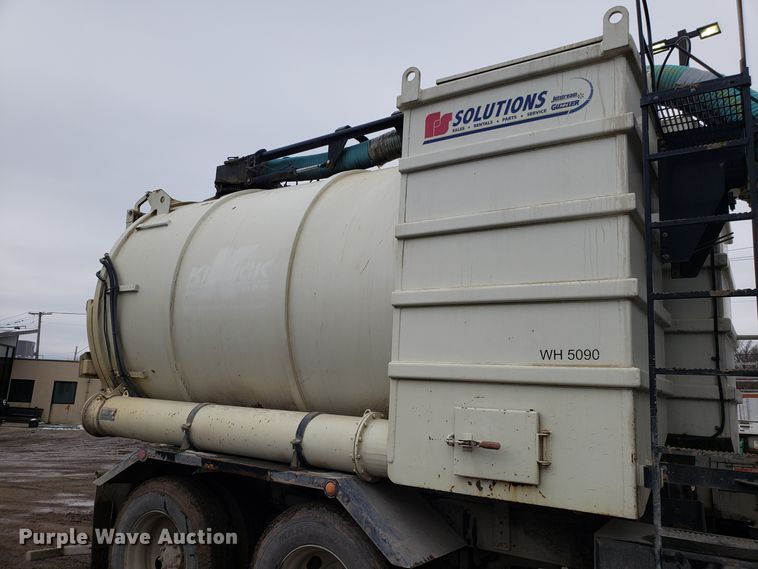 image for item DD2656 2005 Sterling LT9500 vacuum truck