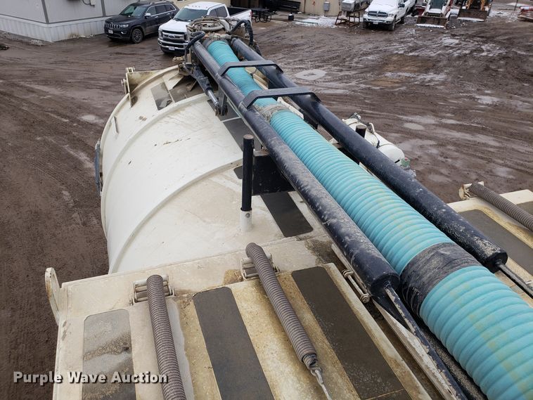 image for item DD2656 2005 Sterling LT9500 vacuum truck