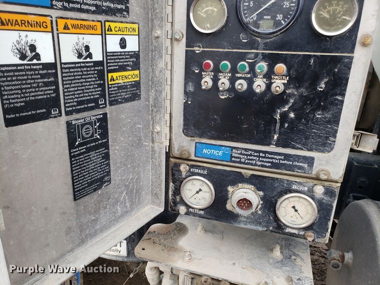 image for item DD2656 2005 Sterling LT9500 vacuum truck