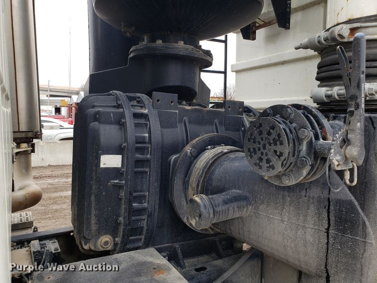 image for item DD2656 2005 Sterling LT9500 vacuum truck