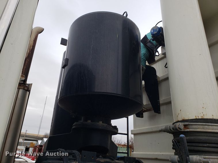 image for item DD2656 2005 Sterling LT9500 vacuum truck