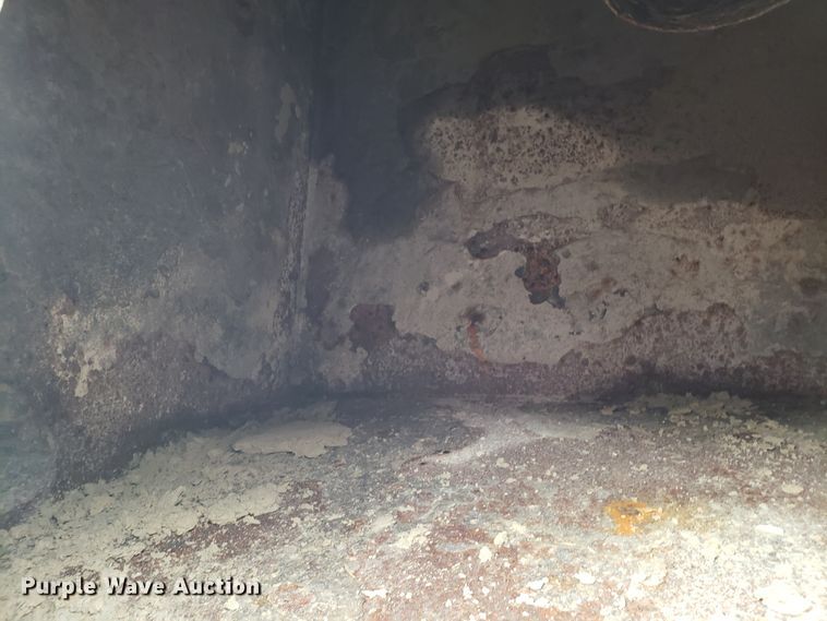 image for item DD2656 2005 Sterling LT9500 vacuum truck