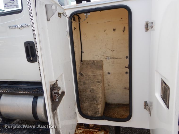 image for item DH5081 2010 International 4300 bucket truck