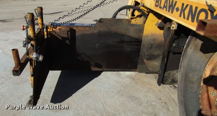 image for item DH8349 Blaw Knox PF3180 paver