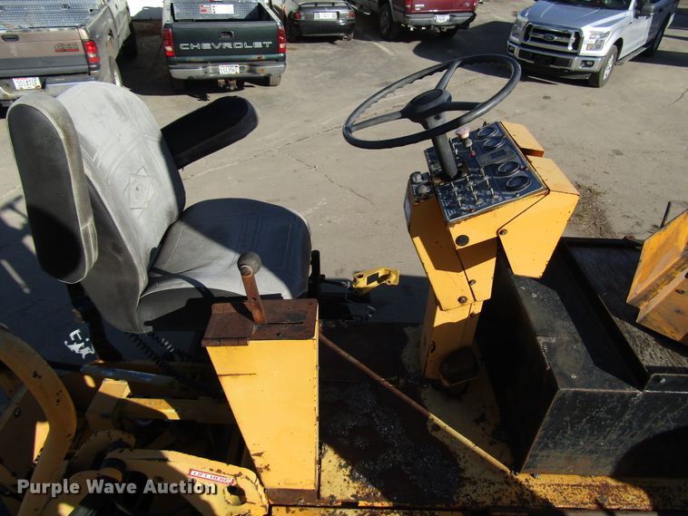 image for item DH8349 Blaw Knox PF3180 paver