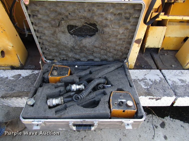 image for item DH8349 Blaw Knox PF3180 paver