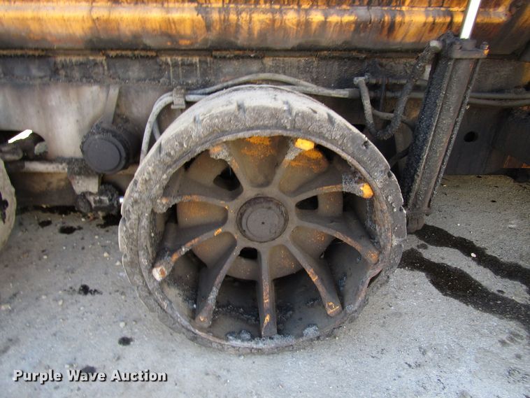 image for item DH8349 Blaw Knox PF3180 paver