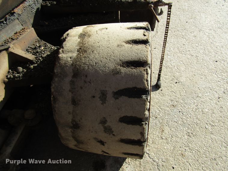 image for item DH8349 Blaw Knox PF3180 paver